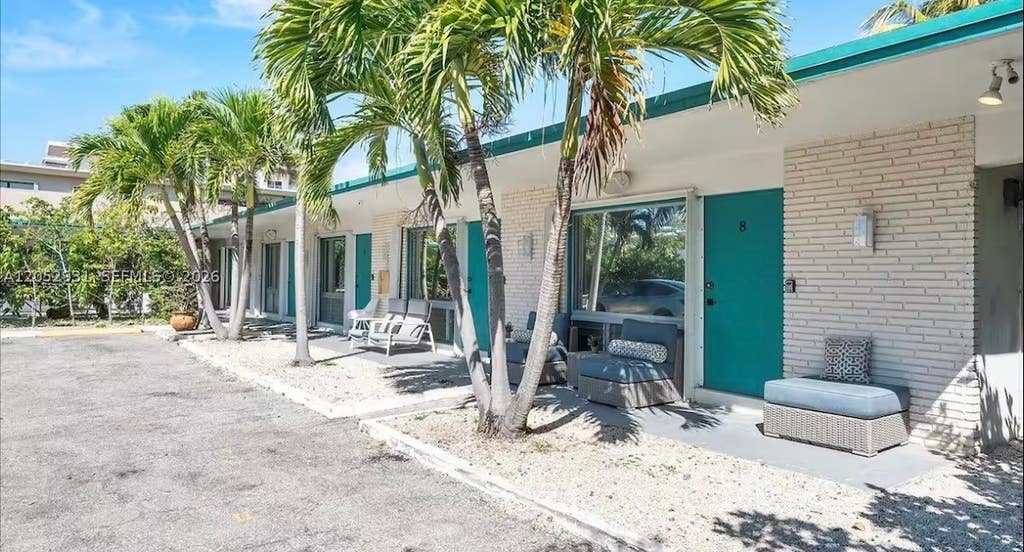 Photo of 333 Palm St, Hollywood, FL 33019 (MLS # A12052931)
