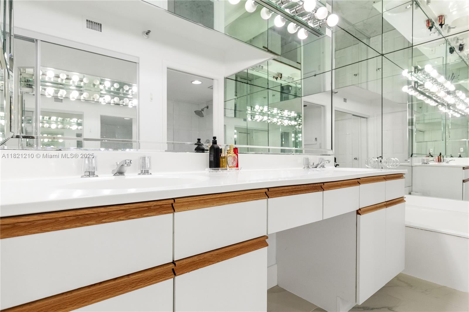 MYSTIC POINTE TOWER 500 C - Residential