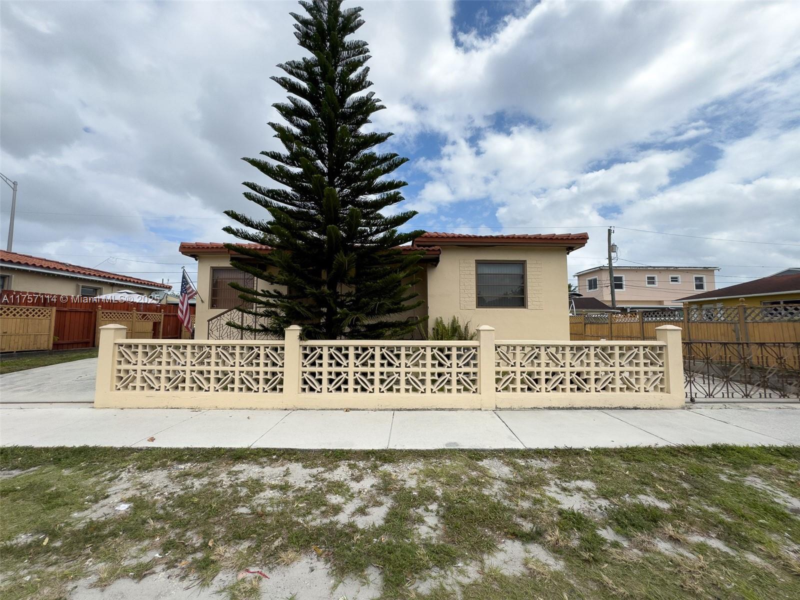 4485 E 8th Ave, Hialeah, Miami-Dade County, Florida - 3 Bedrooms  
1 Bathrooms - 