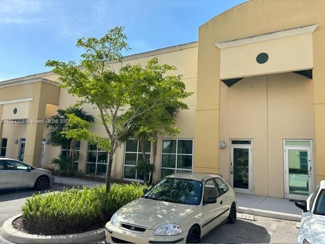 "595 CORPORATE PARK OF COMMERCE", NICE OFFICE WAREHOUSE IN THE BEST LOCATION, 19 FEET HIGH CEILINGS, 10 X 12 STREET LEVEL DOOR, OVERNIGHT ROAMING SECURITY, LANDLORD REQUIRES A MINIMUM 3 YEAR CONTRACT AND OFFERS ONE MONTH FREE.