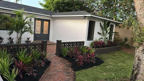 Photo of 8207 SW 26th Pl, Davie, FL 33328 (MLS # A12015262)