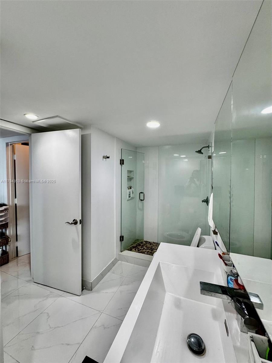 5600 CONDO - Residential