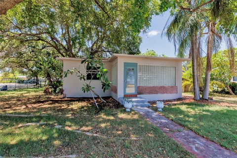 Photo of 842 S 28th Ave, Hollywood, FL 33020 (MLS # A12044630)