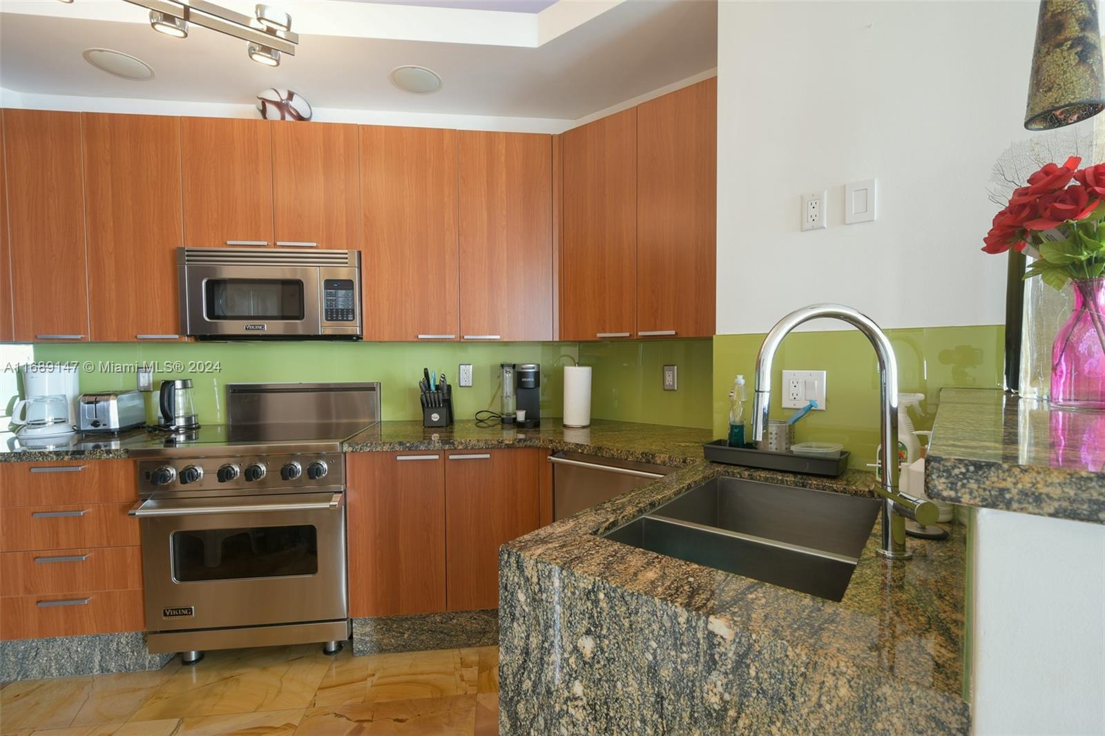 LA PERLA CONDO - Residential Lease