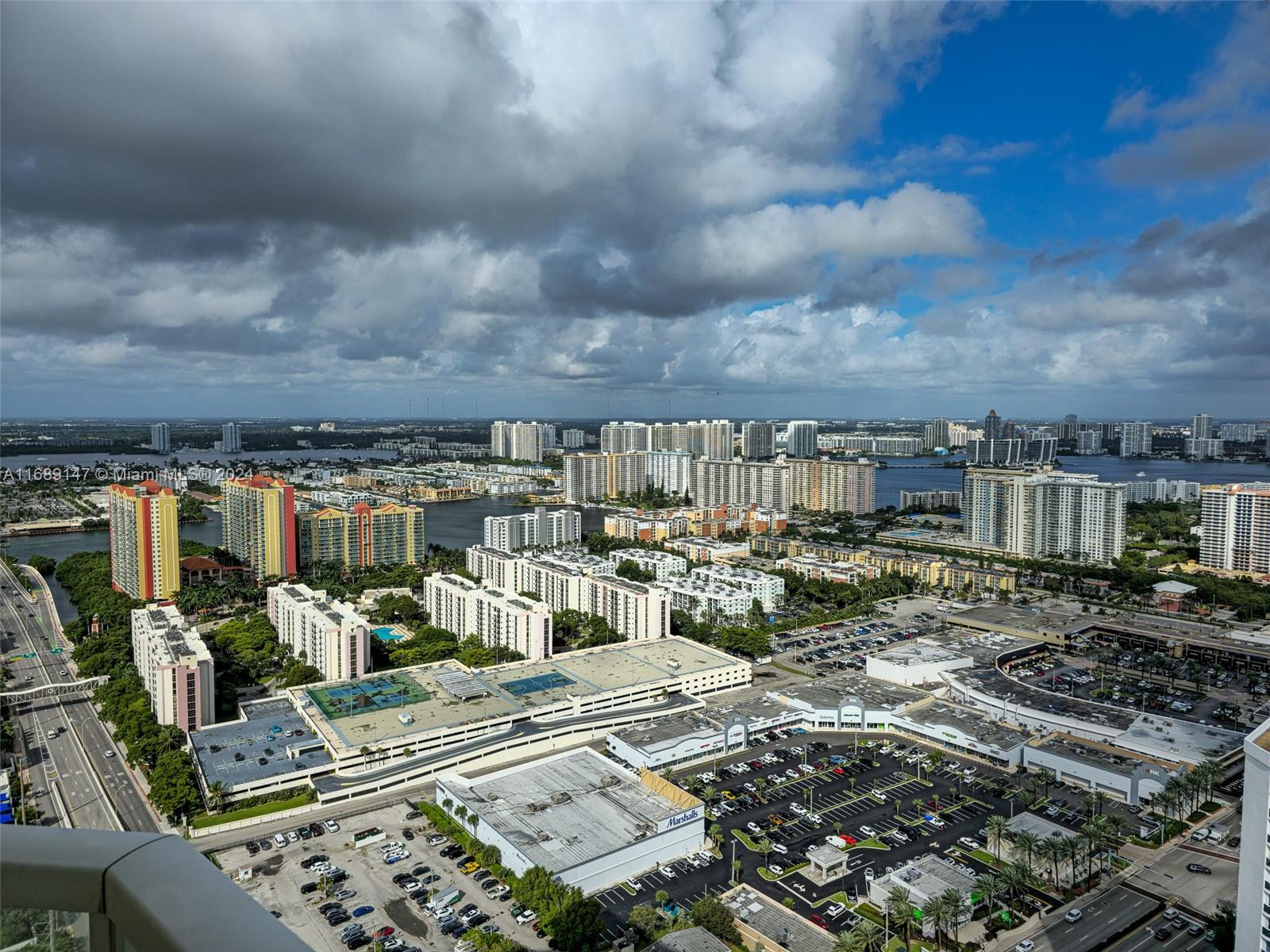 LA PERLA CONDO - Residential Lease