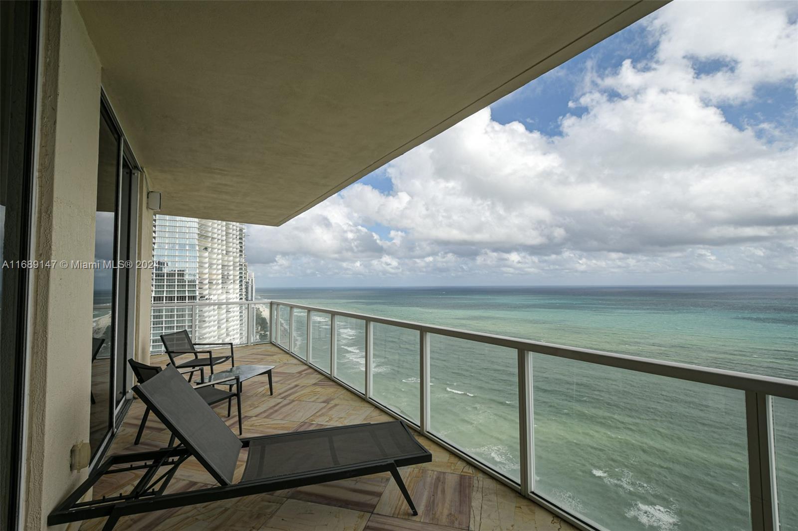 LA PERLA CONDO - Residential Lease