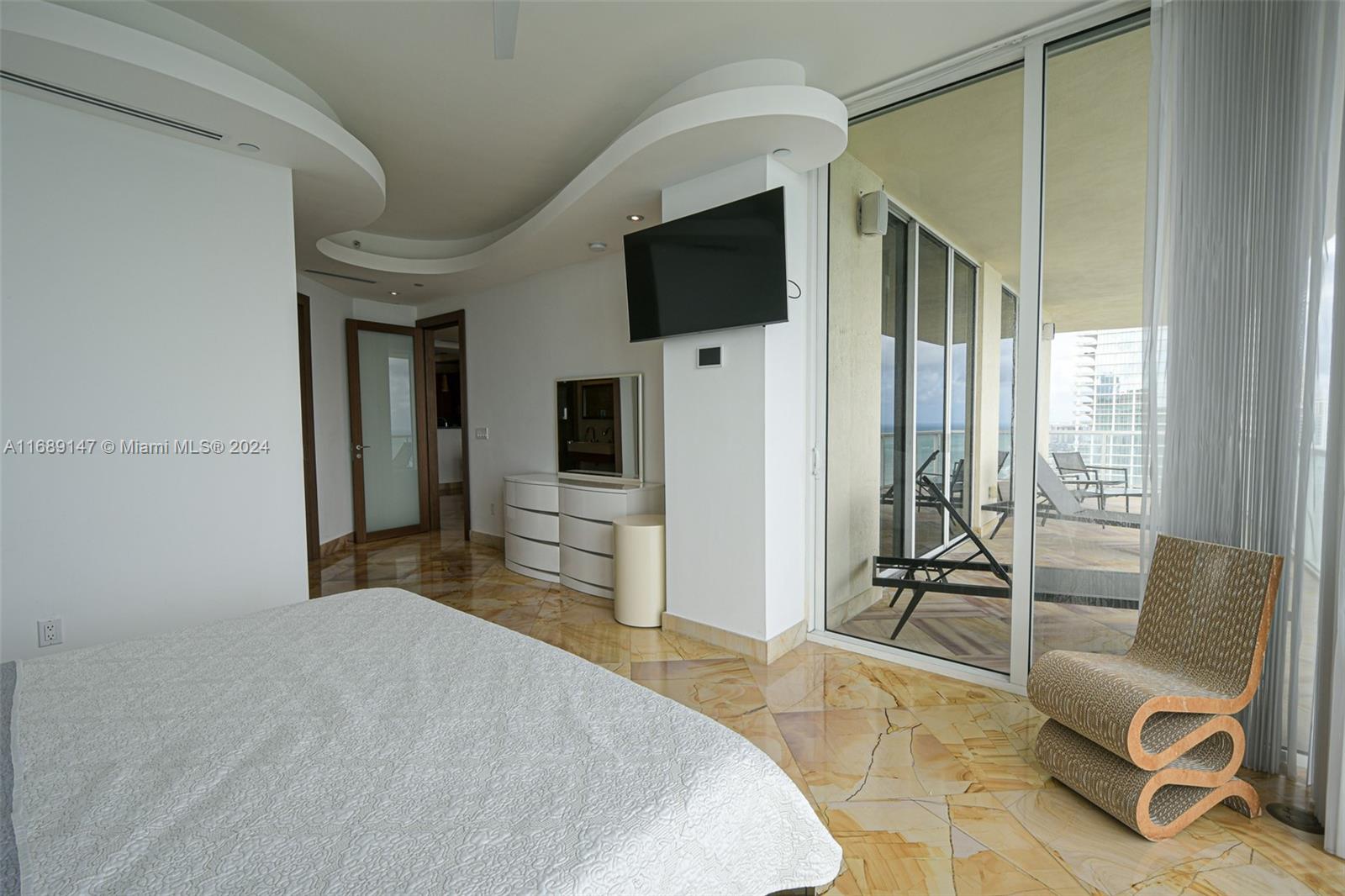 LA PERLA CONDO - Residential Lease