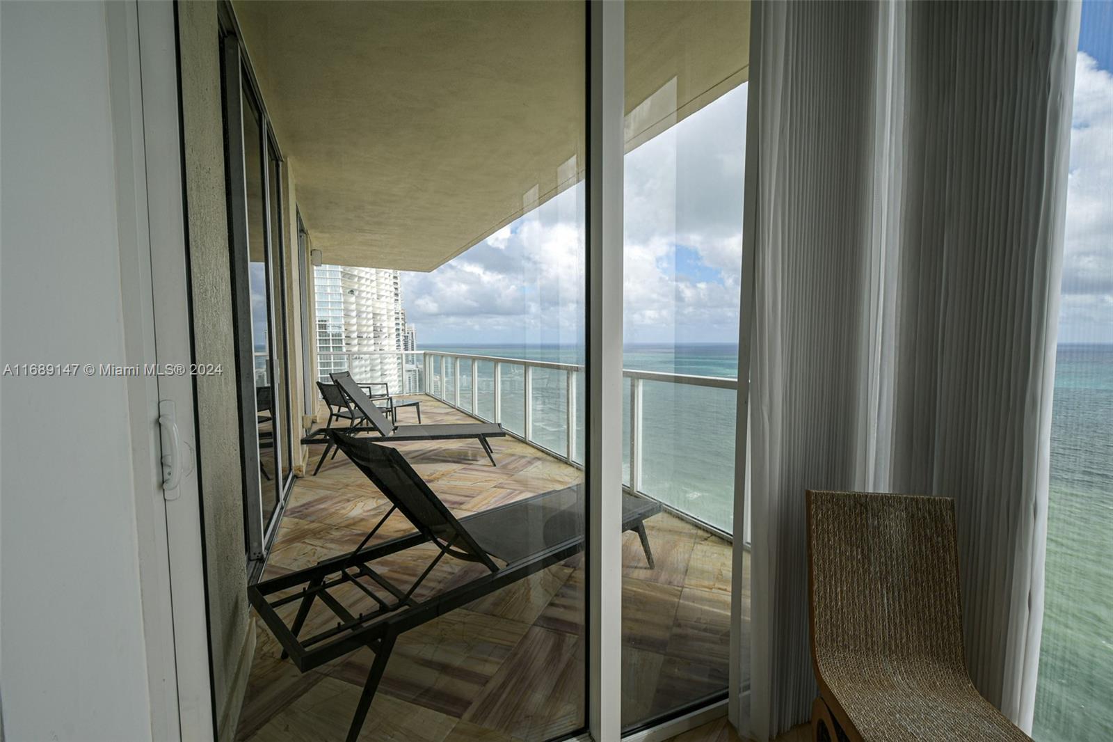 LA PERLA CONDO - Residential Lease