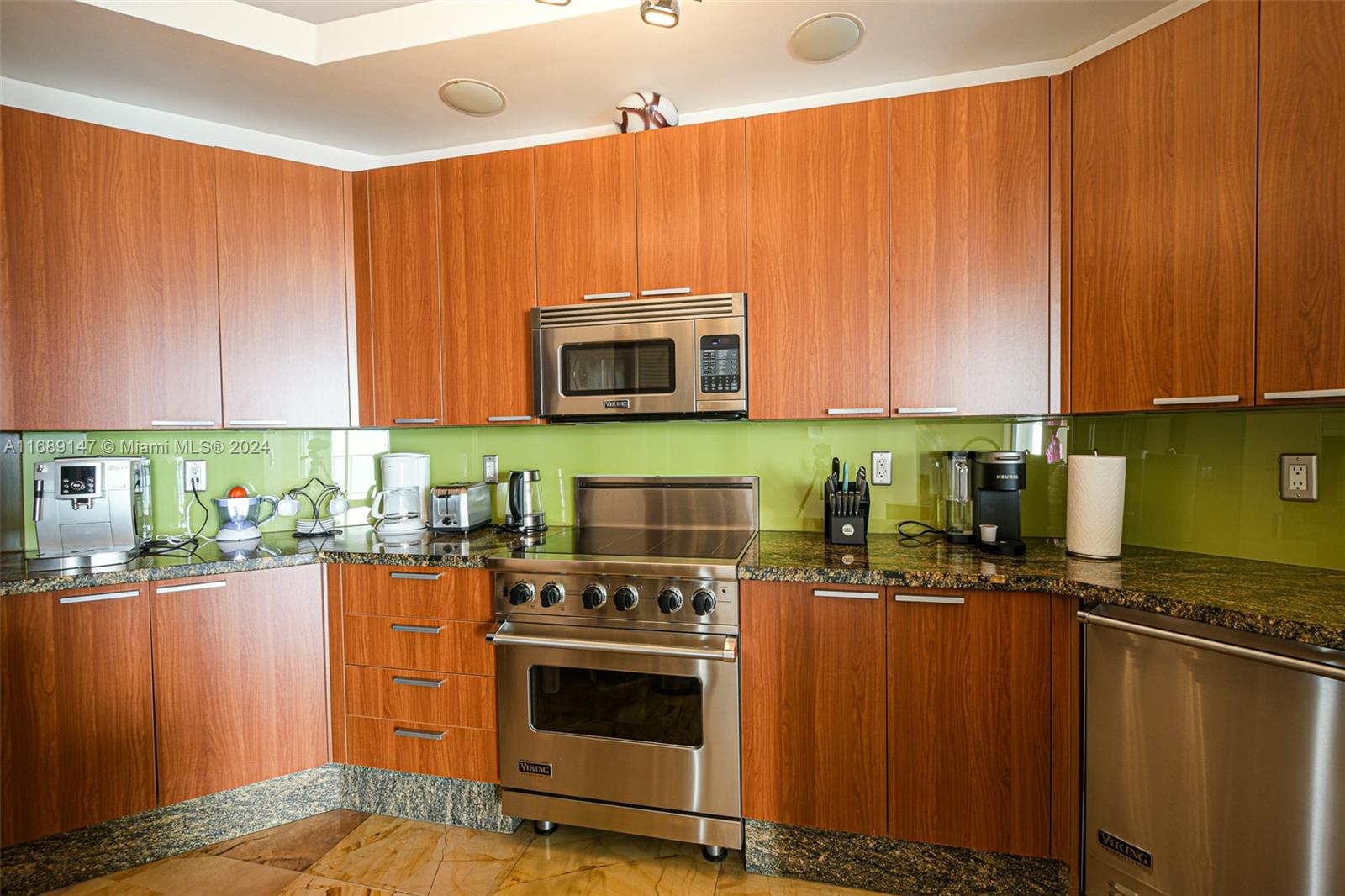 LA PERLA CONDO - Residential Lease