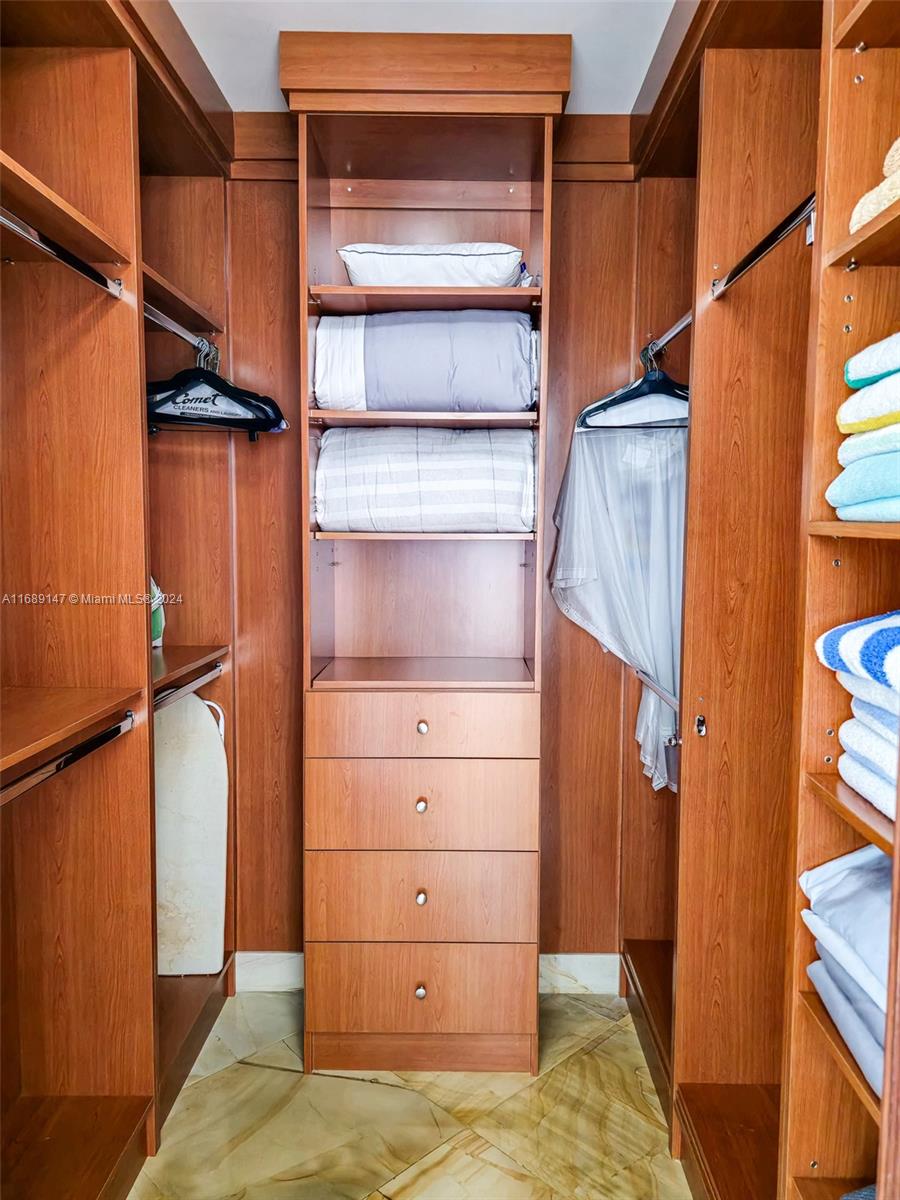 LA PERLA CONDO - Residential Lease