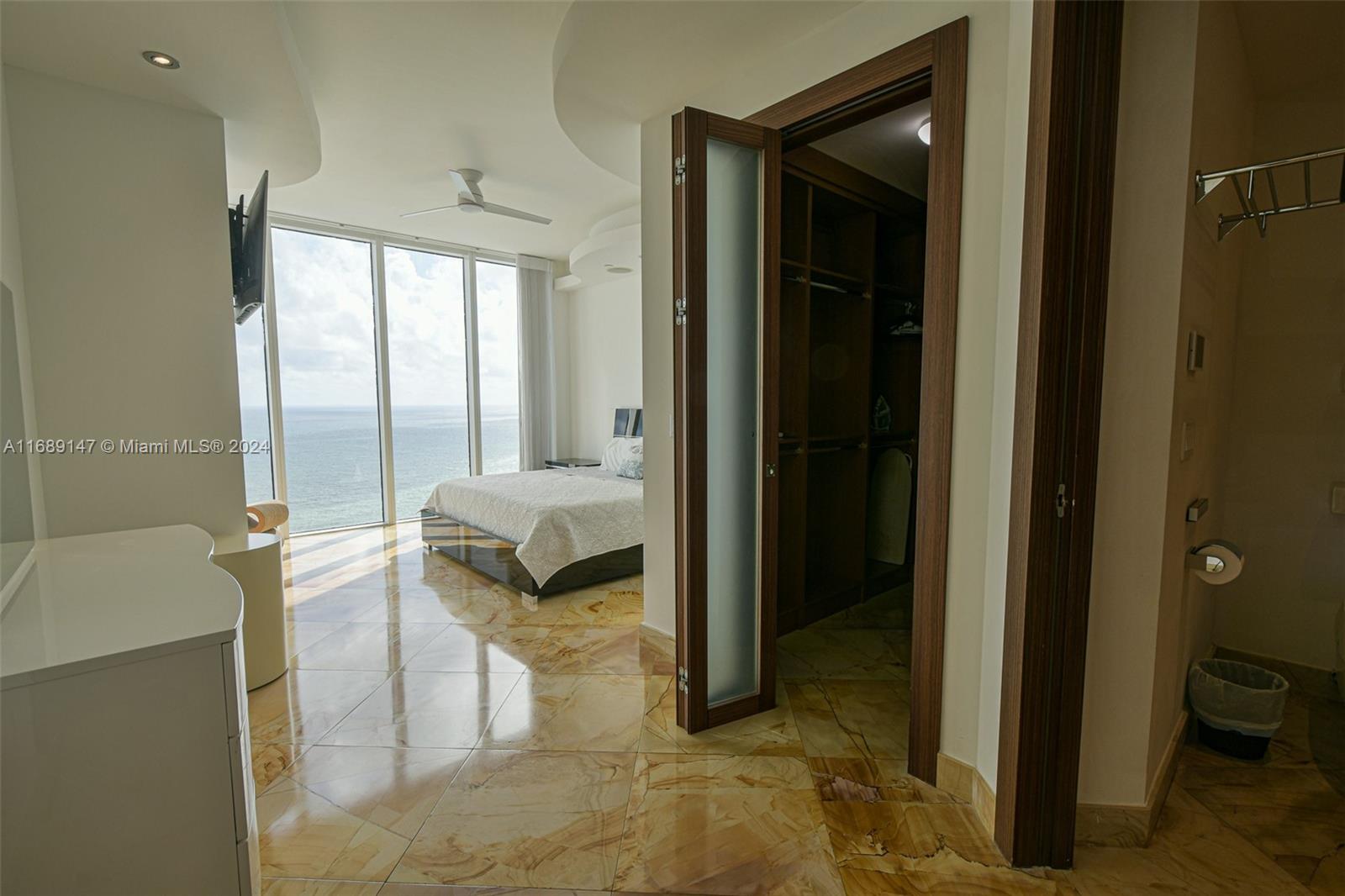 LA PERLA CONDO - Residential Lease