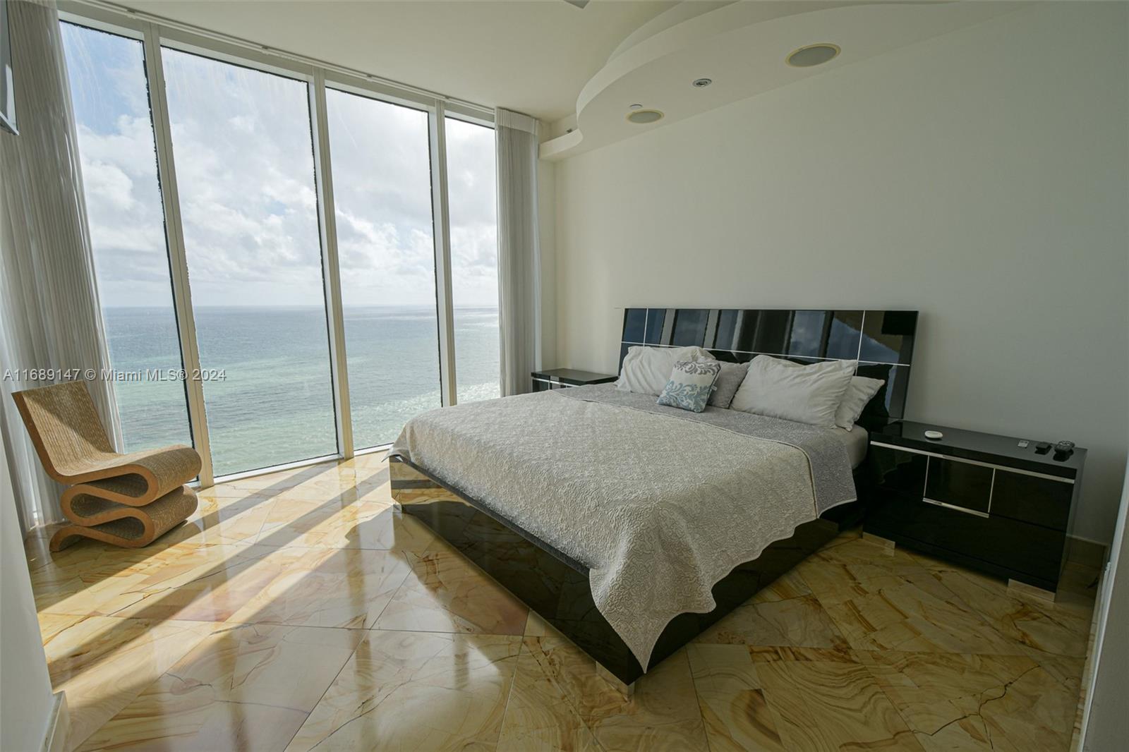 LA PERLA CONDO - Residential Lease