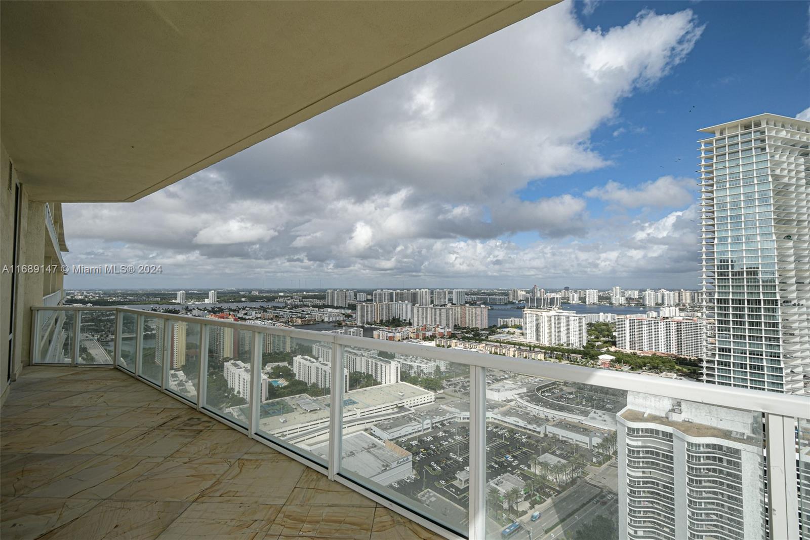 LA PERLA CONDO - Residential Lease