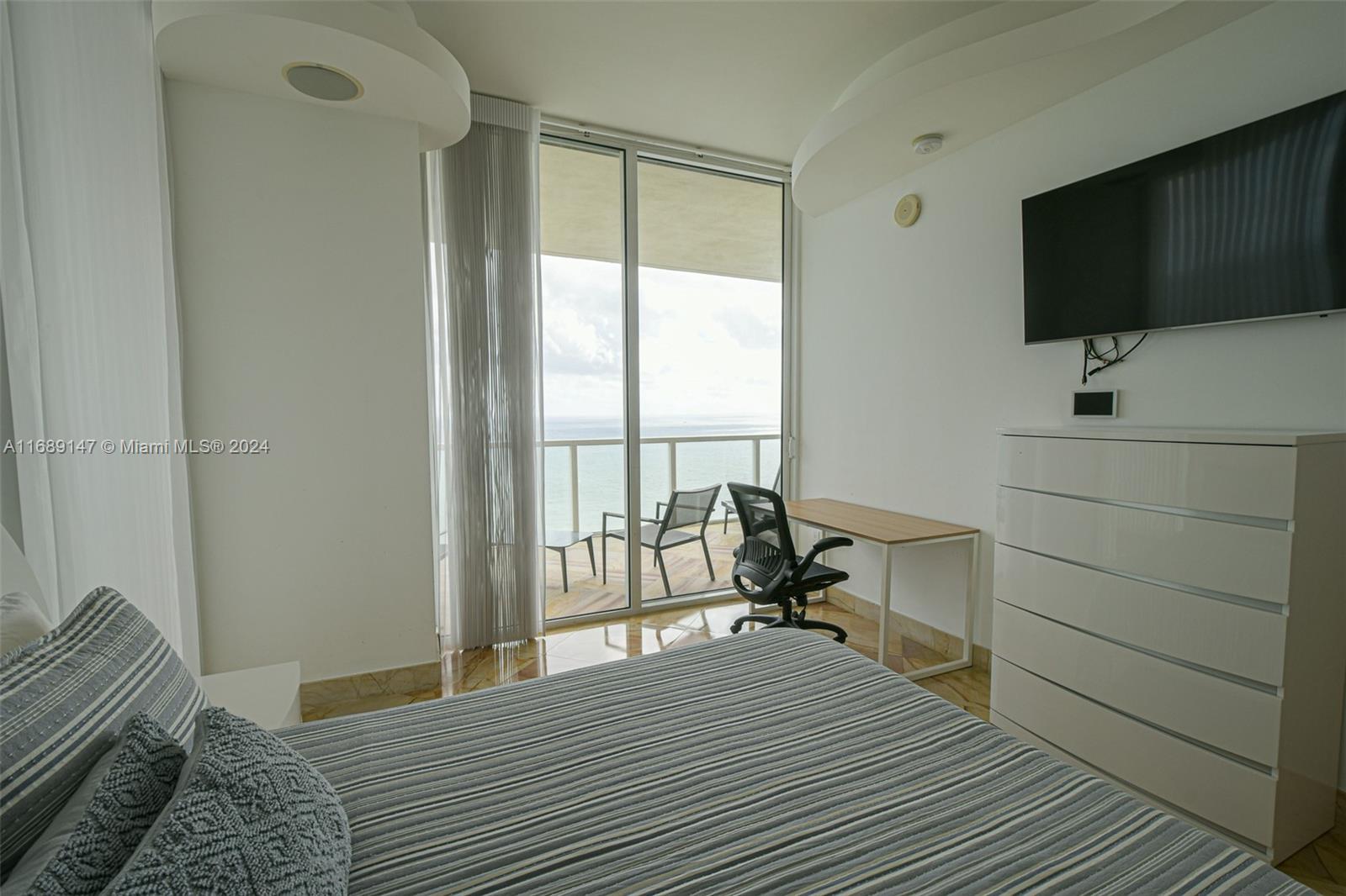 LA PERLA CONDO - Residential Lease