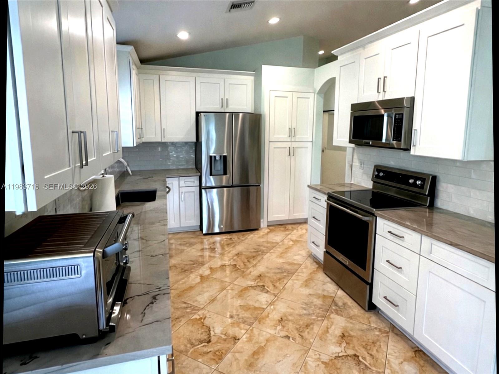 TWIN LAKES - Residential