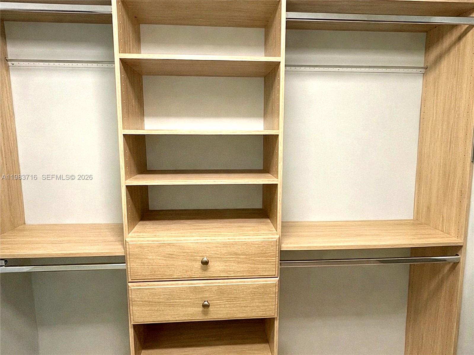 TWIN LAKES - Residential