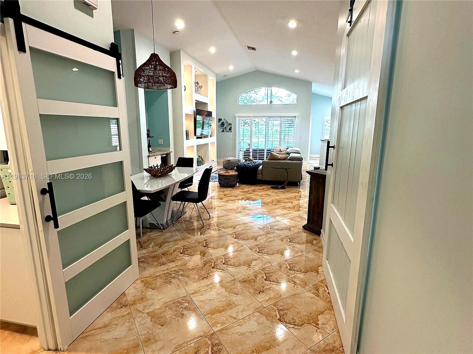 TWIN LAKES - Residential