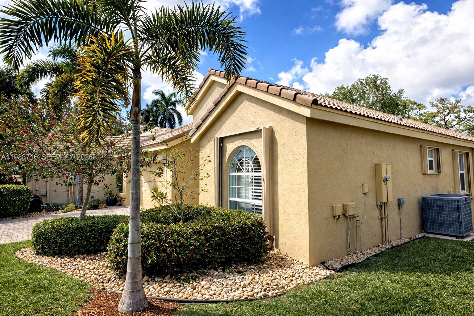 TWIN LAKES - Residential