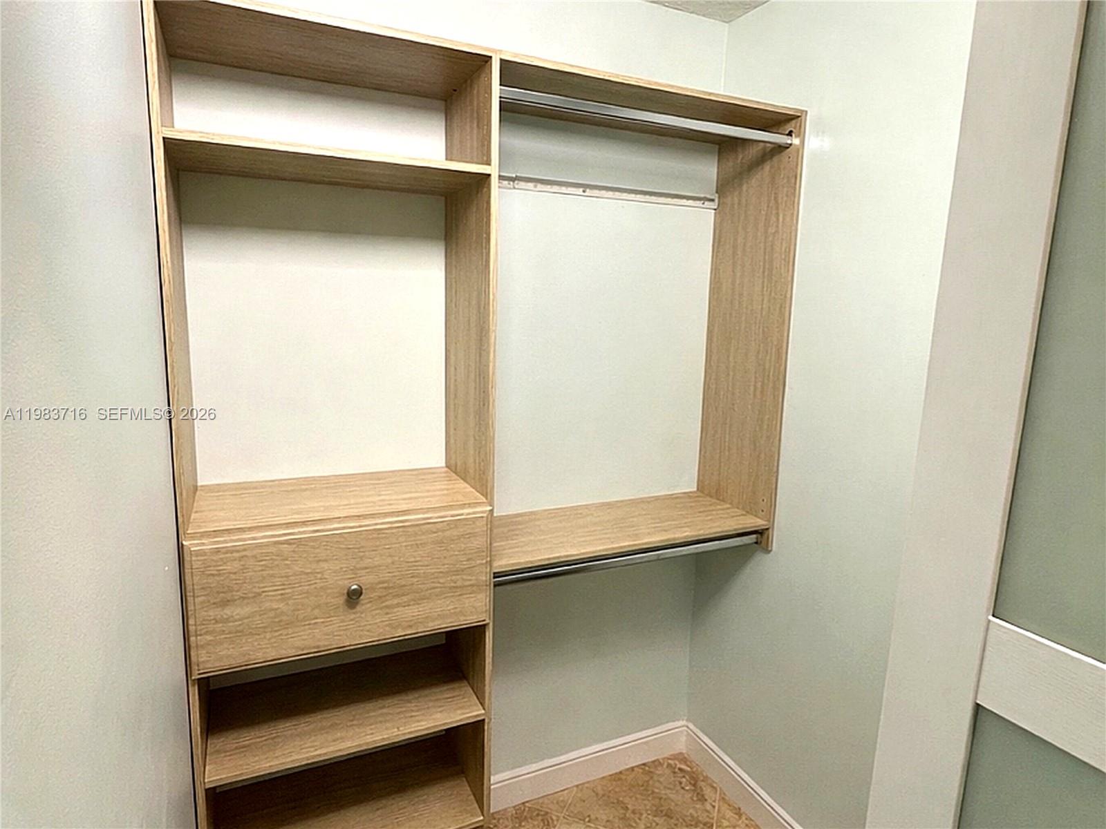 TWIN LAKES - Residential