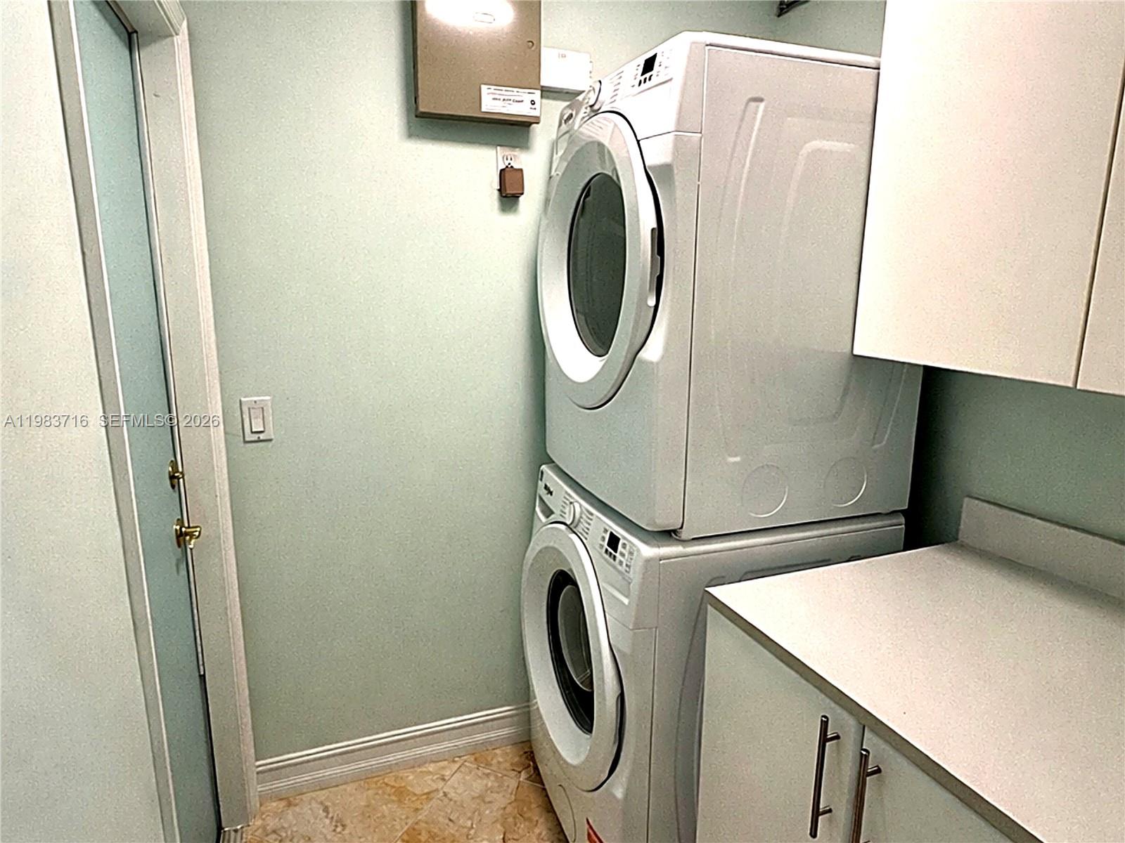 TWIN LAKES - Residential