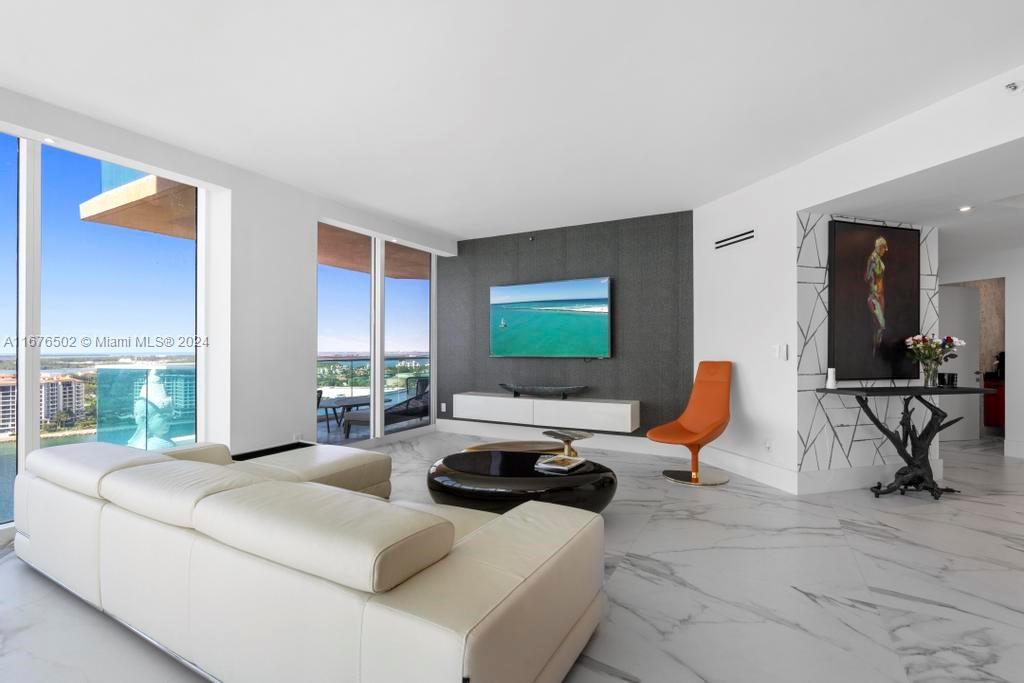 300 S Pointe Dr 2201