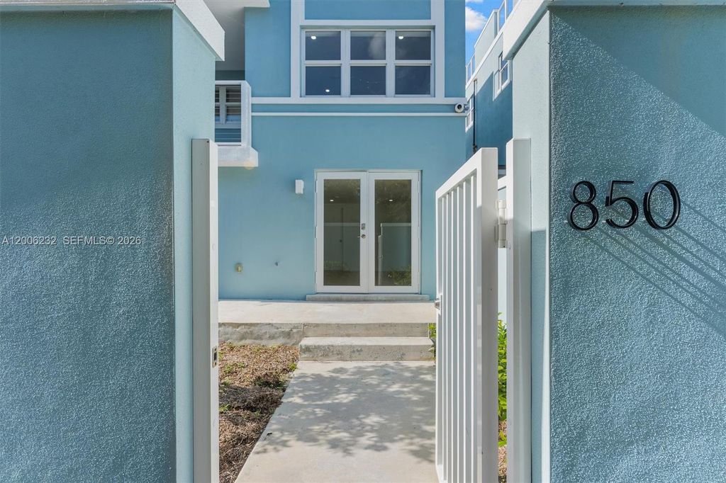 Photo of 824 SE 12th Ct #850, Fort Lauderdale, FL 33316 (MLS # A12006232)