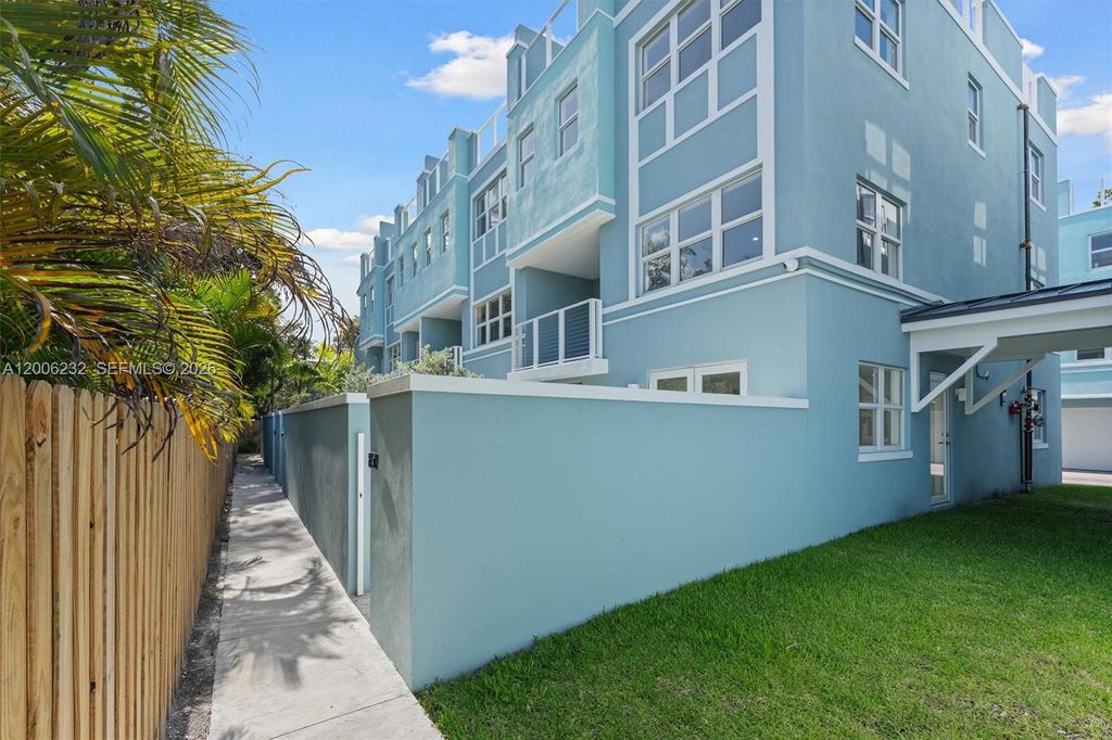 Photo of 824 SE 12th Ct #850, Fort Lauderdale, FL 33316 (MLS # A12006232)