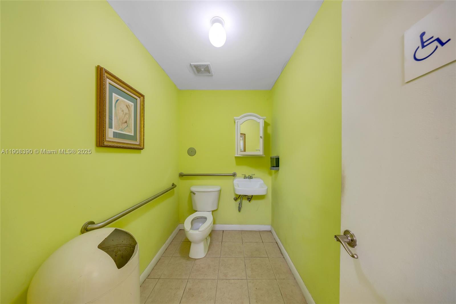 Main image without alt text