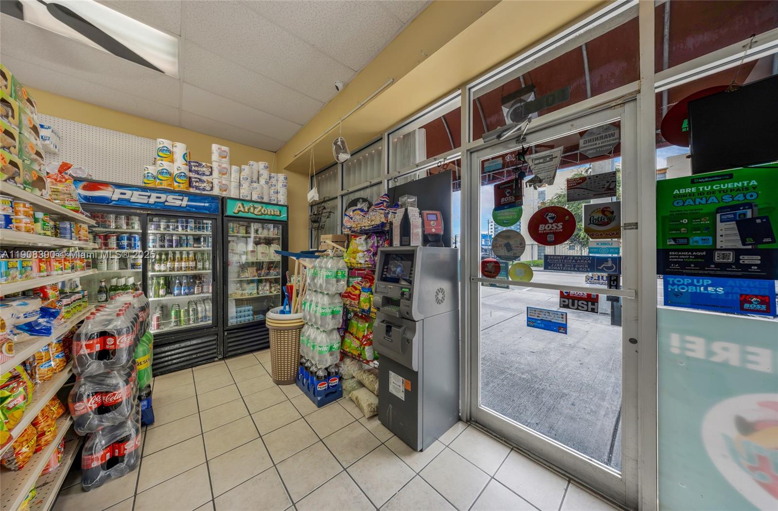 Main image without alt text