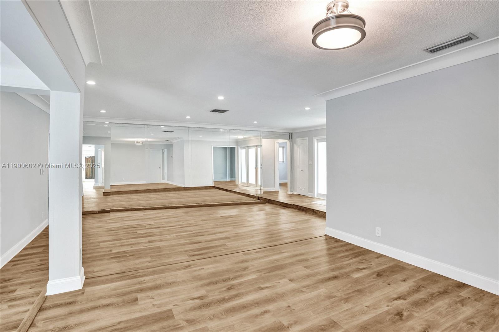 IMPERIAL POINT 2 SEC - Residential