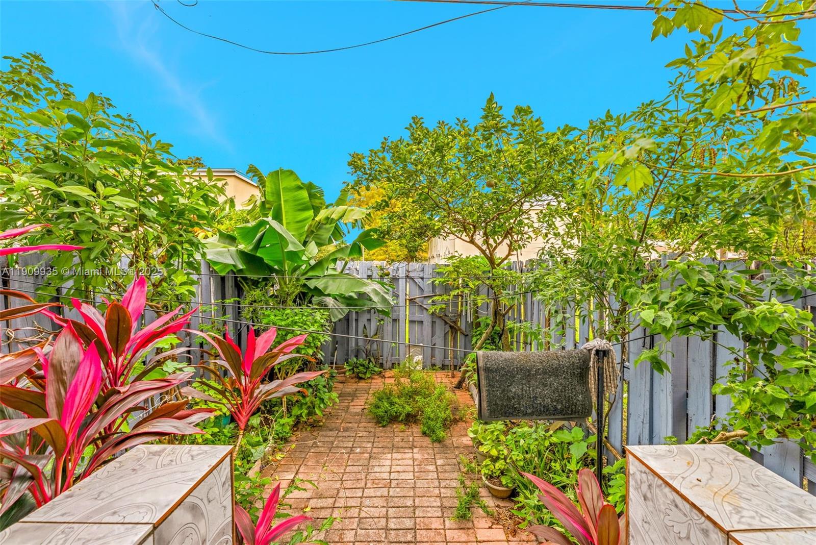 SUNSET PALM VILLAS CONDO - Residential