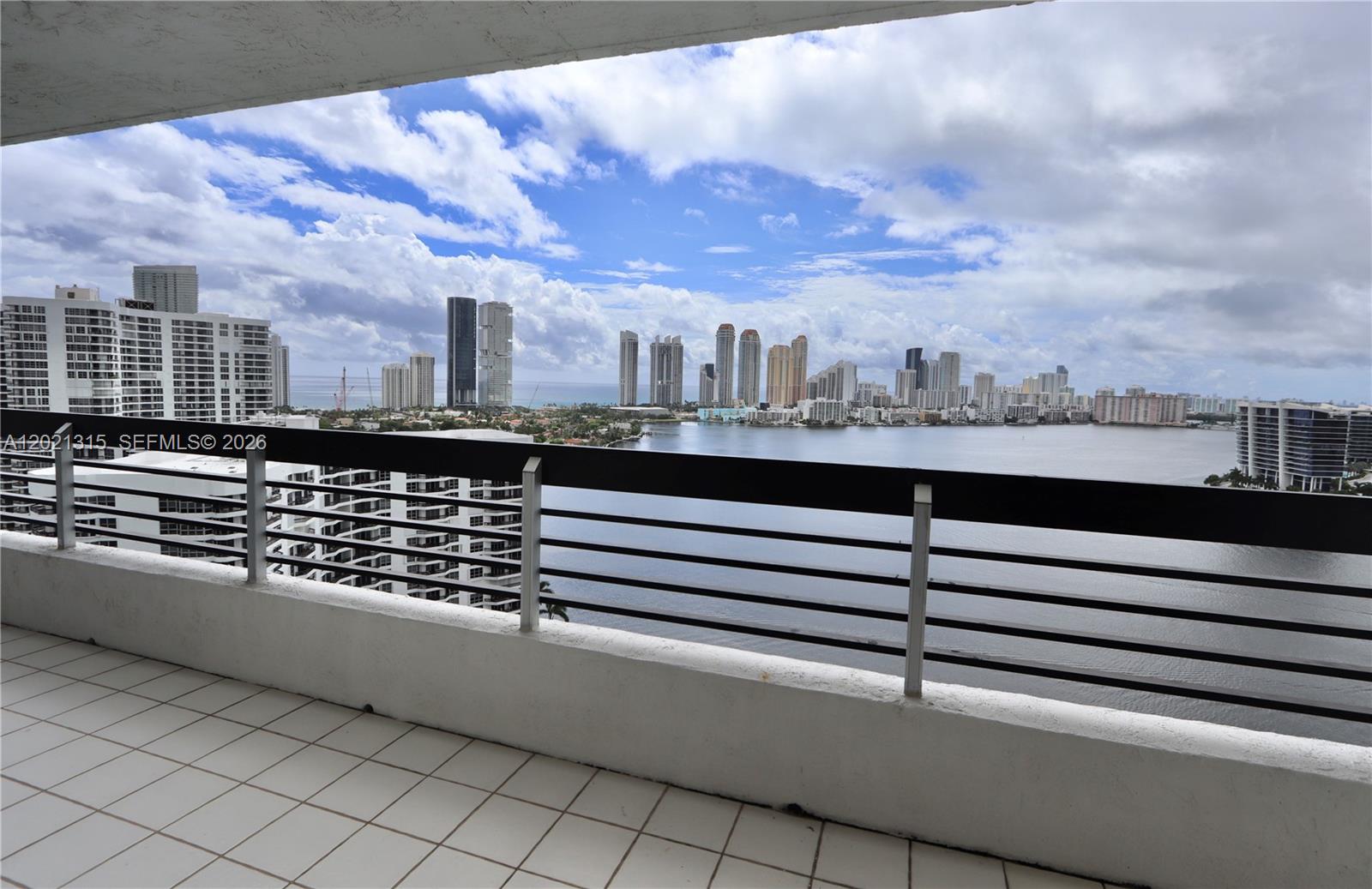 MYSTIC POINTE TOWER 500 C - Residential