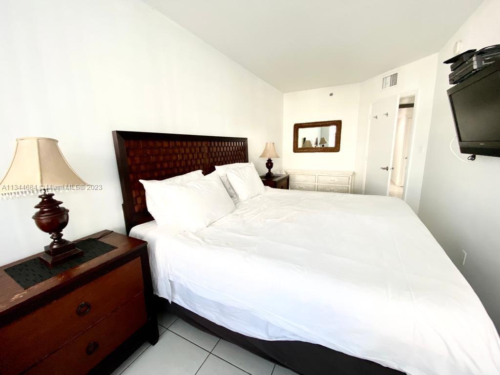 Rental Property at 100 Lincoln Rd 437, Miami Beach, Miami-Dade County, Florida - Bedrooms: 1 
Bathrooms: 1  - $2,400 MO.
