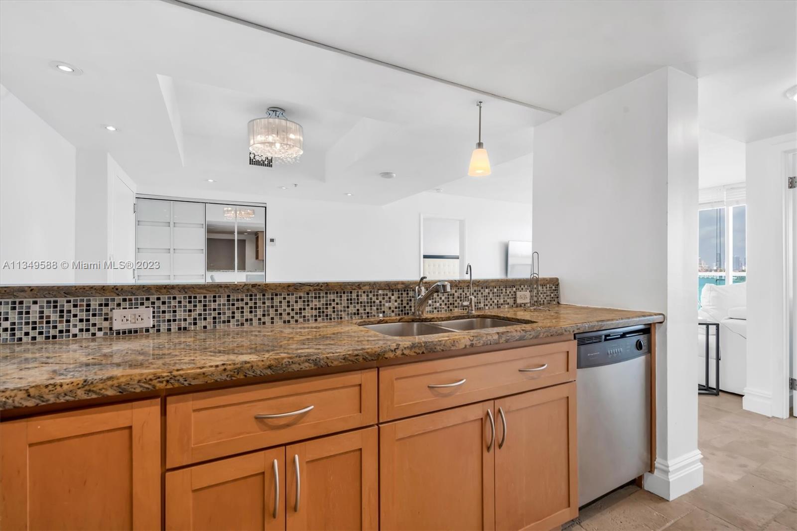 THE FLORIDIAN CONDO - Residential Lease