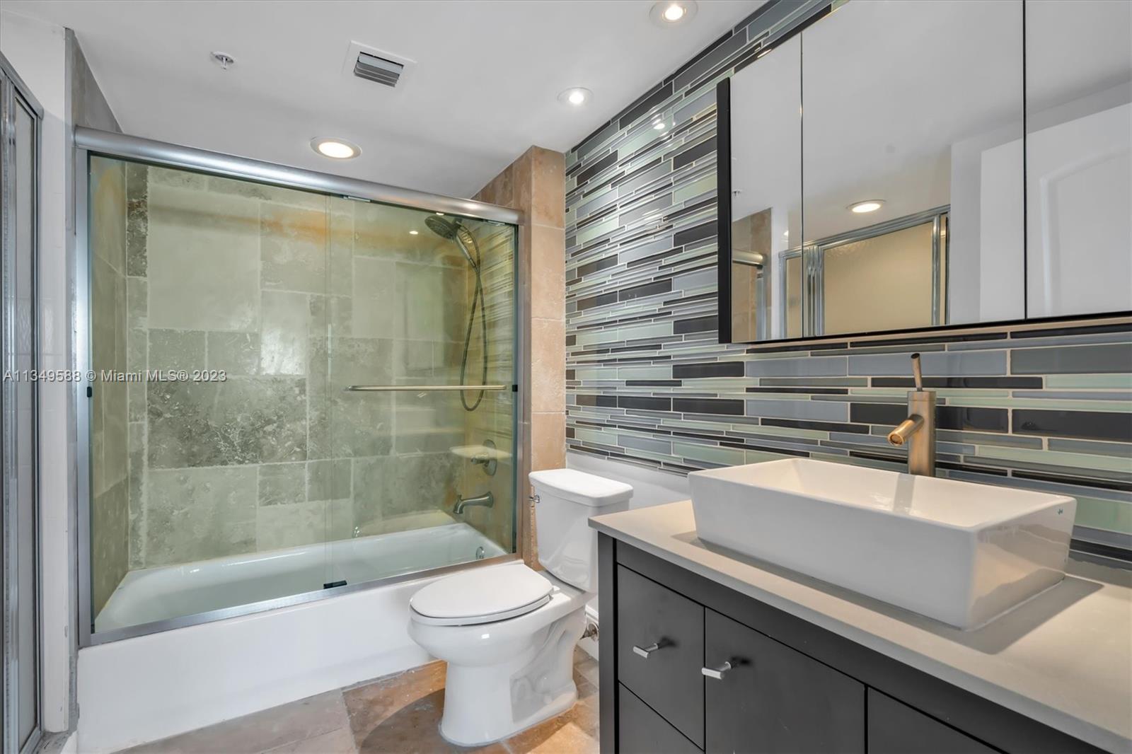 THE FLORIDIAN CONDO - Residential Lease