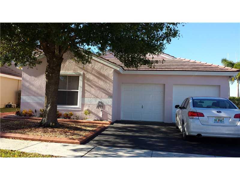 TRULY BREATH TAKING WATER VIEW AND SPACIOUS HOUSE FOR RENT. MOST OF THE APPLIANCES ARE NEW, RECENTLY PAINTED, TILE FLOORS ALL NEUTRAL COLORS, LIGHTED AND BRIGHT HOUSE 3/2. GREAT FOR ENTERTAINING.