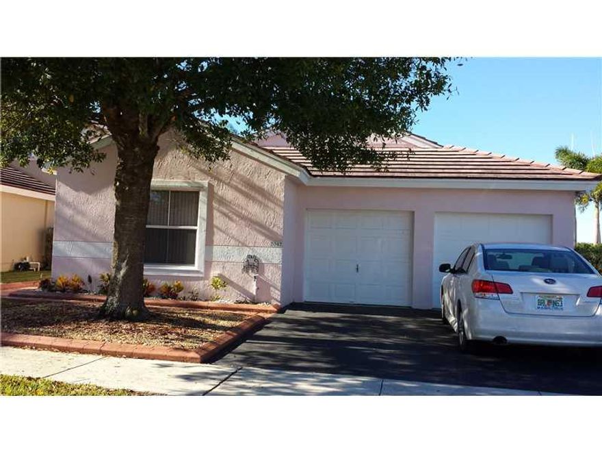 TRULY BREATH TAKING WATER VIEW AND SPACIOUS HOUSE FOR RENT. MOST OF THE APPLIANCES ARE NEW, RECENTLY PAINTED, TILE FLOORS ALL NEUTRAL COLORS, LIGHTED AND BRIGHT HOUSE 3/2. GREAT FOR ENTERTAINING.