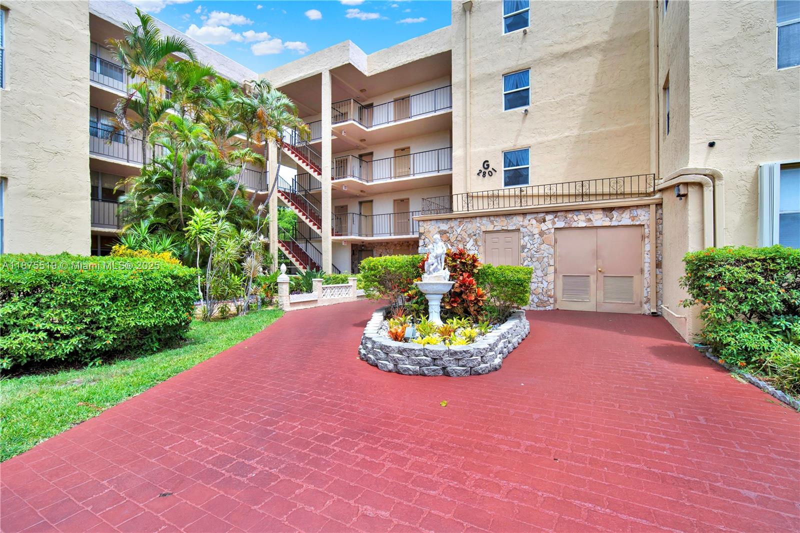 REMODELED 2 BEDROOM 2 BATHROOM IN SOUGHT AFTER SOMMERSET CONDOMINIUMS KITCHEN CABINETS HAVE BEEN UPDATED NEW WATER PROOF FLOORING THROUGH LIVING AND BEDROOMS FLOORS, ALL CLOSETS HAVE CUSTOM CABINENTRY CONDO IS BEING SOLD COMPLETELY FURNISHED THIS CONDO IS READY FOR ITS NEW OWNER!!!