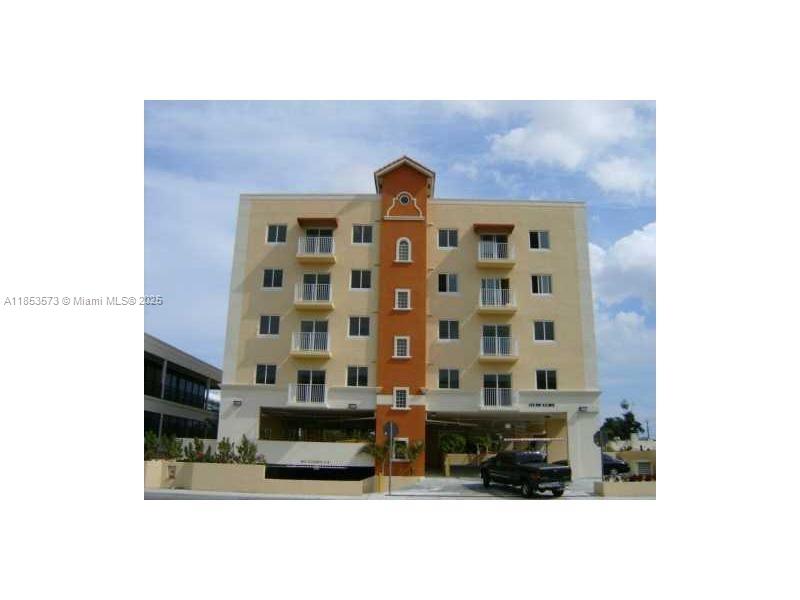 Beautiful Unit close to Airport, shops and expressway. Washer and Dryer inside unit. 1 assigned parking space Easy to show call/text LA for LBX combination.