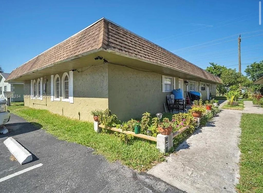 Photo of 581 Kathy Ln #D, Margate, FL 33068 (MLS # A12012334)