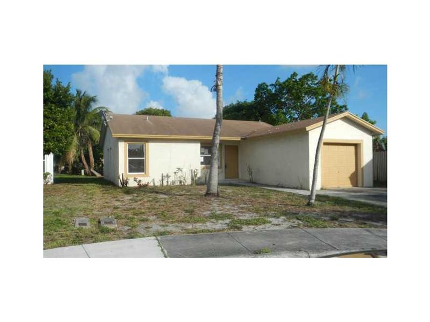 3 Bedroom/ 2 Bath Home located in the Beautiful Commonwealth Park area of Deerfield Beach on a Cul-de-Sac.  Minutes from the Beach. Close to Major Roadways, Shopping, Hospitals, Schools and Houses of Worship. With a Little TLC this could be Your New Home.   Will Not Last!!!! Must See.....Choose FHA Financing to qualify for $100 Down Payment.  Ask your Agent for Details.