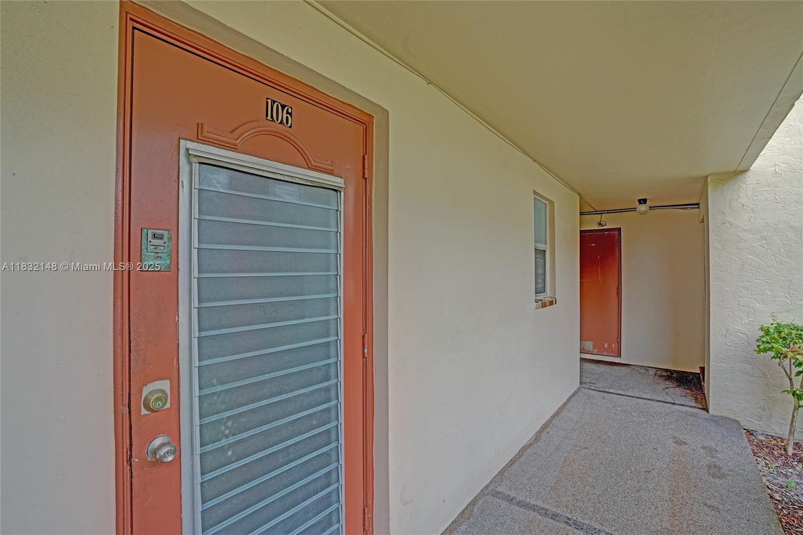 2850 W Sunrise Lakes Dr 106