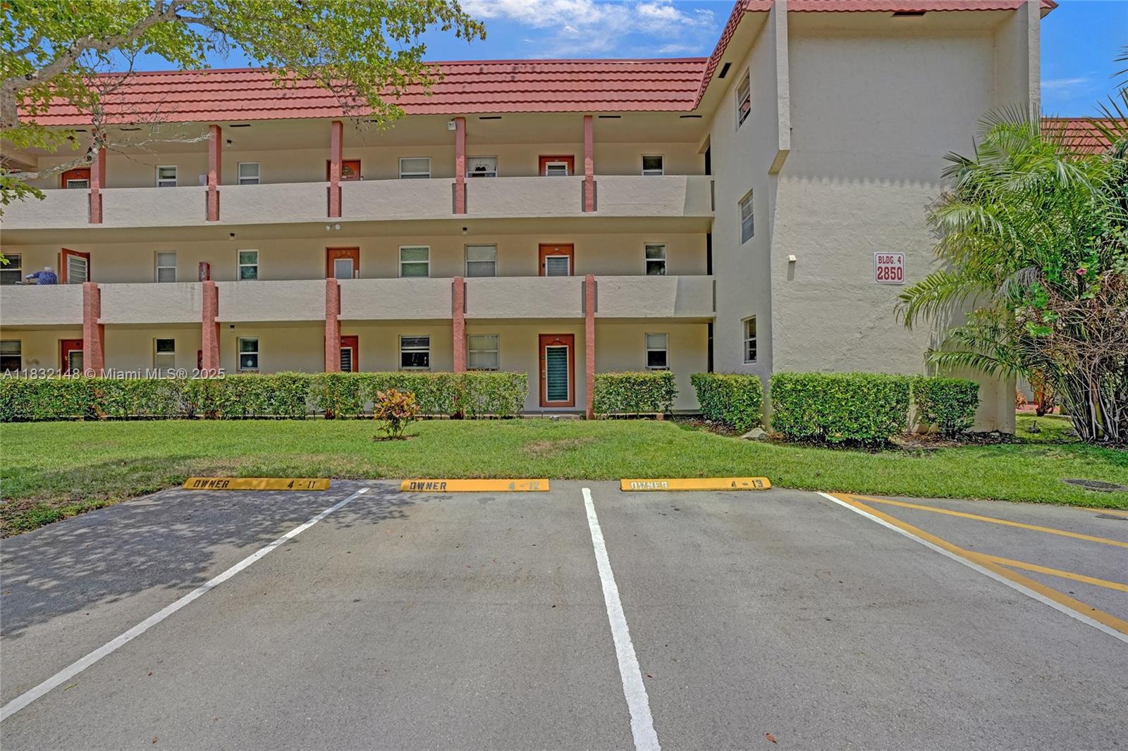 2850 W Sunrise Lakes Dr 106