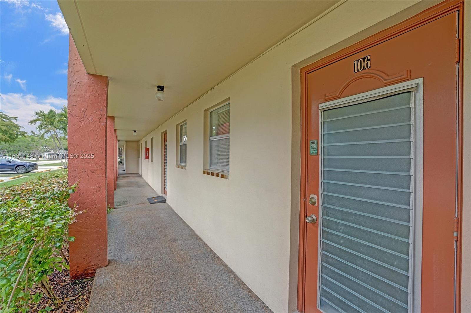 2850 W Sunrise Lakes Dr 106
