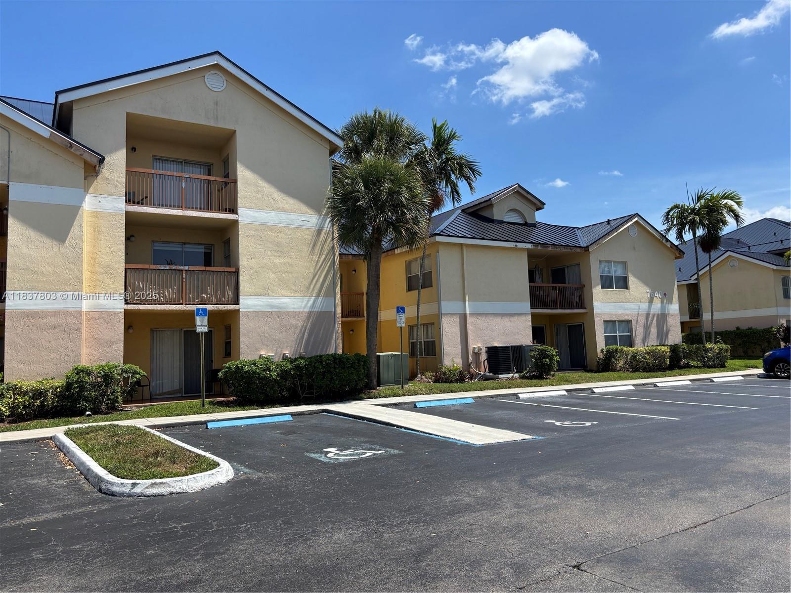 Great First-Floor Unit for Sale in South Palm Place – Perfect for Investors or Owner-Occupants!
This well-maintained 2-bedroom, 2-bath unit features laminate flooring throughout and is conveniently located on the first floor. Whether you're looking for an investment opportunity or a place to call home, this unit fits the bill. Includes two assigned parking spaces.