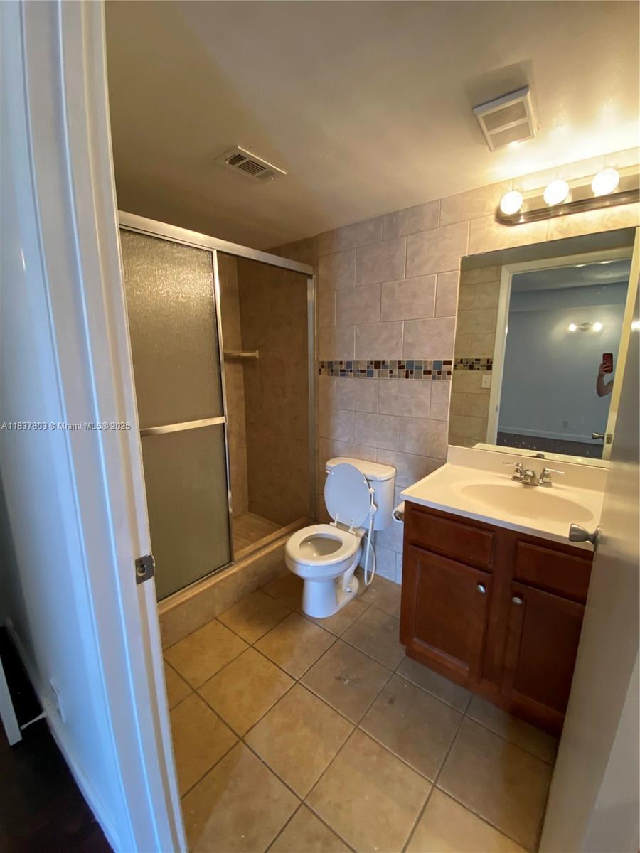 7640 Westwood Dr 406, Tamarac, FL, 33321/$210,000 3 7640 Westwood Dr 406