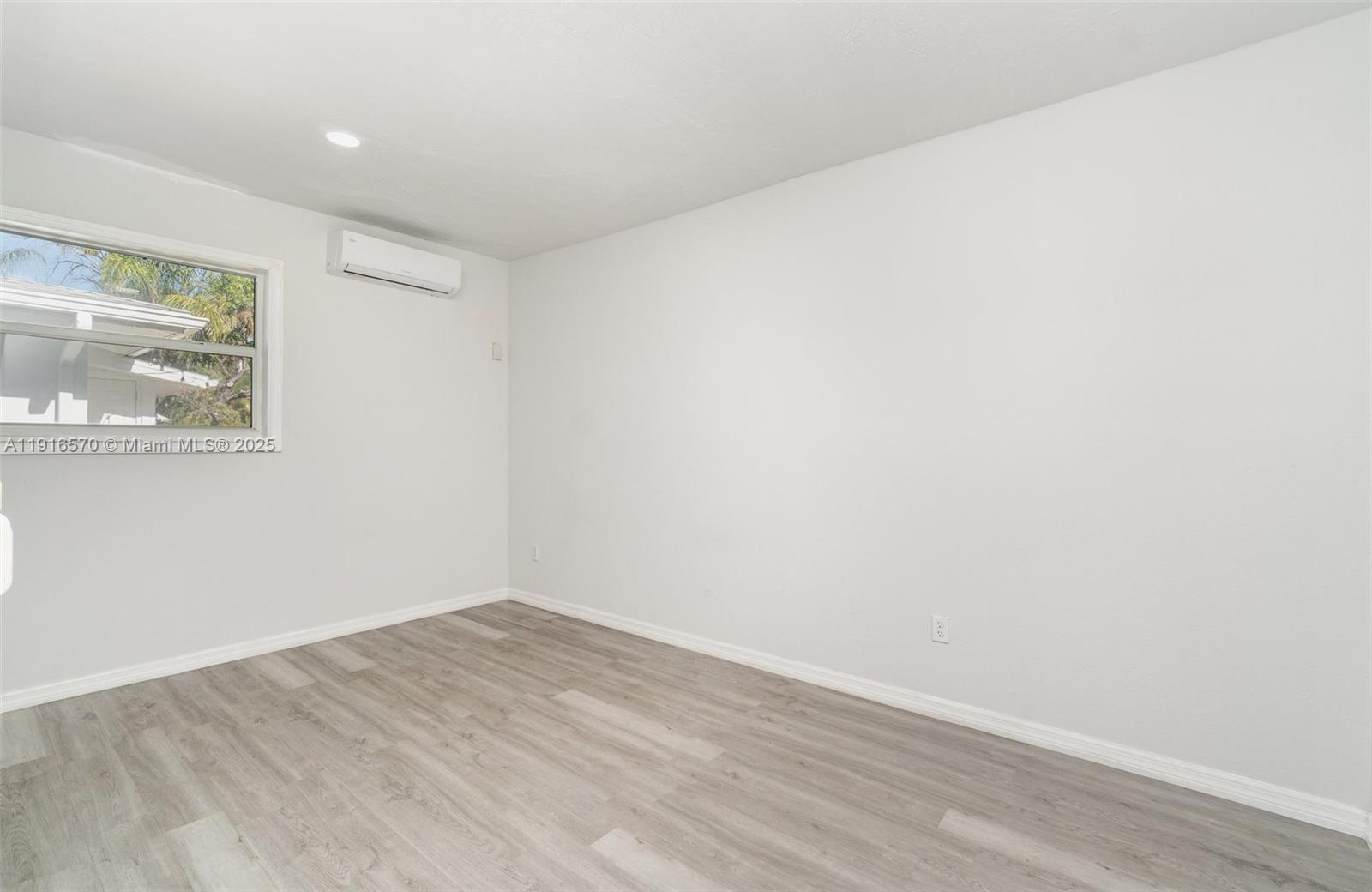 WARM MINERAL SPRINGS - Residential