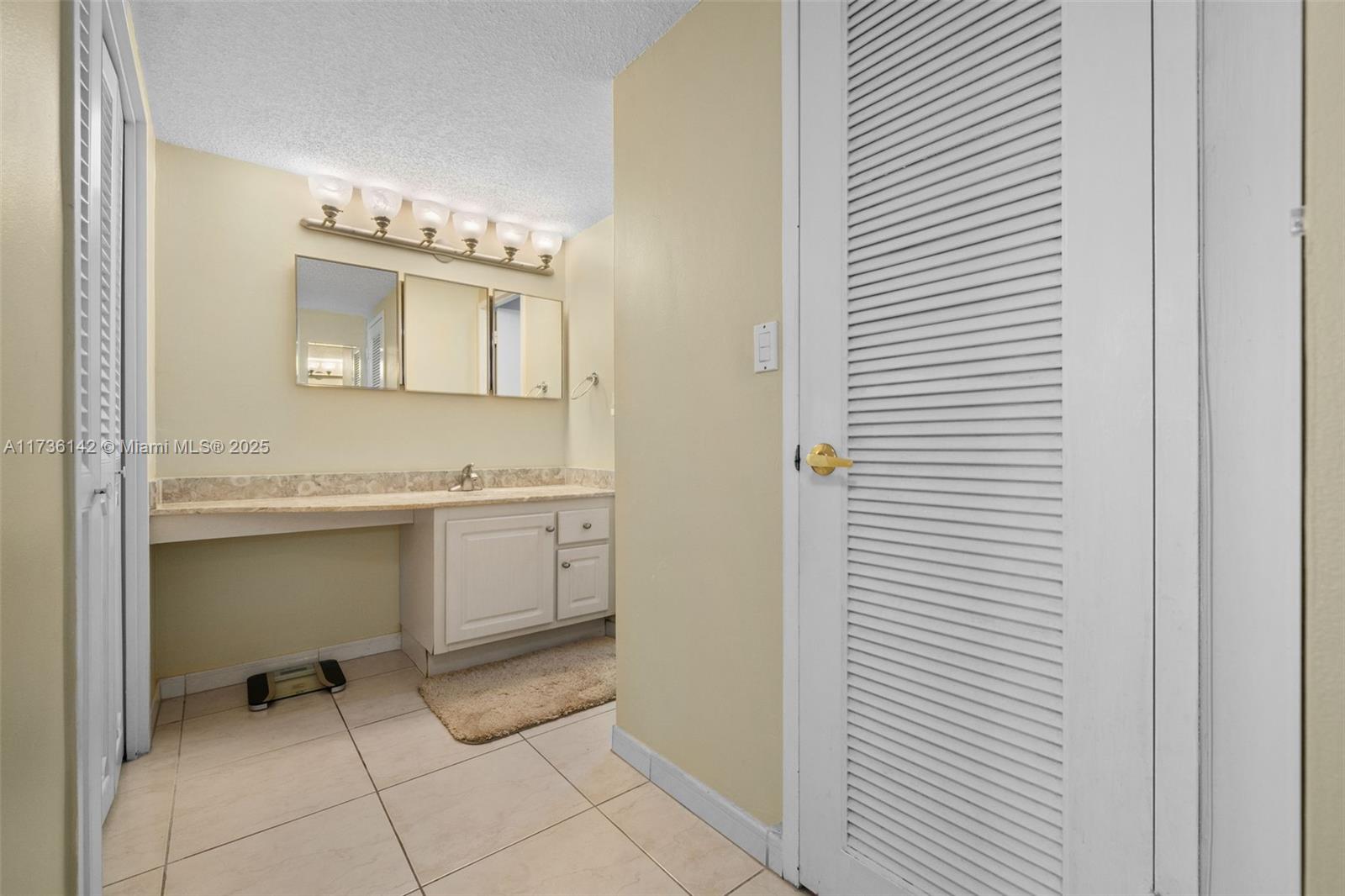 SEA AIR TOWERS CONDO - Residential Lease