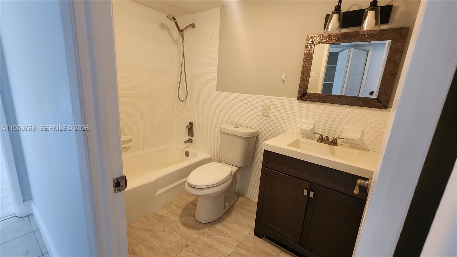 HILLCREST COUNTRY CLUB CO - Residential Lease