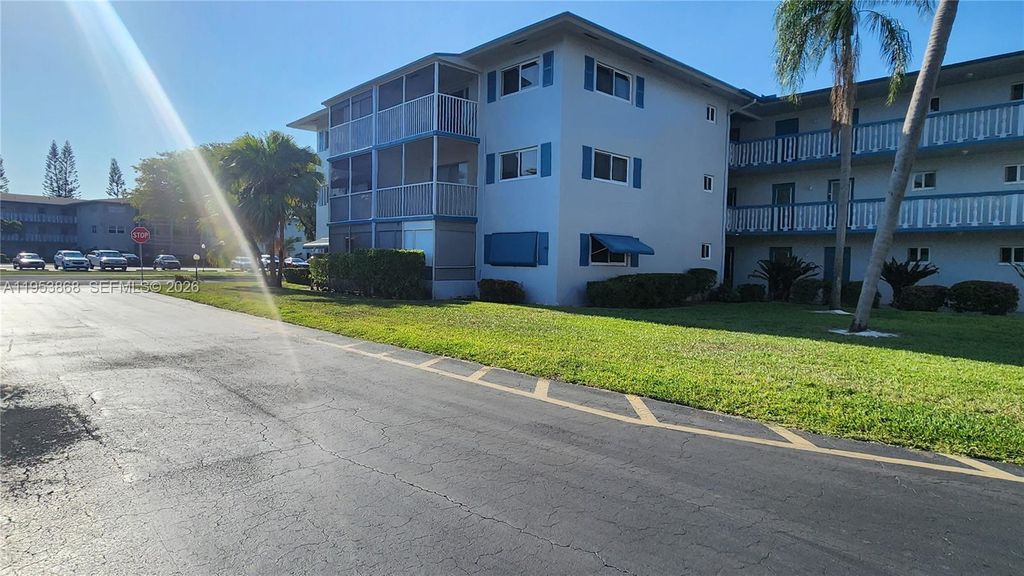 Photo of 981 Hillcrest Ct #114, Hollywood, FL 33021 (MLS # A11953868)